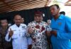Wakil Bupati Banyuwangi, Mujiono menyerahkan E-Pas kecil bagi nelayan di Pantai Blimbingsari, Kecamatan Blimbingsari, belum lama ini. (Foto/Humas pemkab)