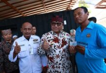 Wakil Bupati Banyuwangi, Mujiono menyerahkan E-Pas kecil bagi nelayan di Pantai Blimbingsari, Kecamatan Blimbingsari, belum lama ini. (Foto/Humas pemkab)