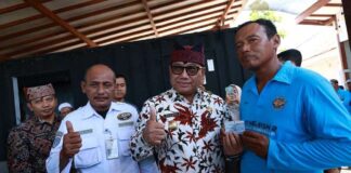 Wakil Bupati Banyuwangi, Mujiono menyerahkan E-Pas kecil bagi nelayan di Pantai Blimbingsari, Kecamatan Blimbingsari, belum lama ini. (Foto/Humas pemkab)
