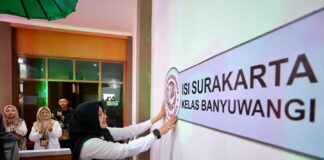 Bupati Banyuwagi Ipuk Fiestiandani memasang stiker ISI Surakarta di Banyuwangi, Rabu (10/9/2025). (Foto/Humas Pemkab)