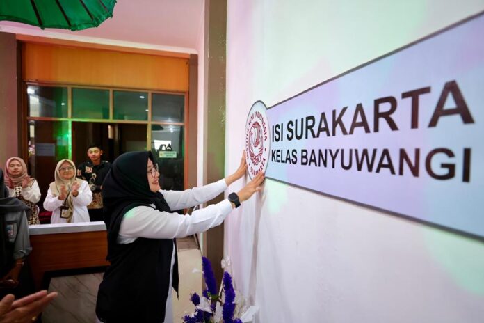 Bupati Banyuwagi Ipuk Fiestiandani memasang stiker ISI Surakarta di Banyuwangi, Rabu (10/9/2025). (Foto/Humas Pemkab)