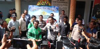 Kapolresta Banyuwangi Kombes Pol. Rama Samtama Putra mengembalikan motor milik pengemudi ojek online yang dicuri sindikat curanmor, Kamis (11/9/2025). (Foto/Humas Polresta)