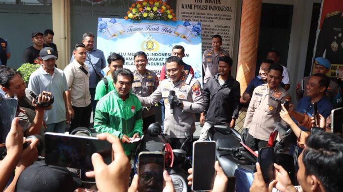 Kapolresta Banyuwangi Kombes Pol. Rama Samtama Putra mengembalikan motor milik pengemudi ojek online yang dicuri sindikat curanmor, Kamis (11/9/2025). (Foto/Humas Polresta)