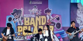 Salah satu grup band unjuk gigi dalam Festival Band Pelajar yang digelar Dispendik Banyuwangi, 13-14 September 2025. (Foto/Humas pemkab)
