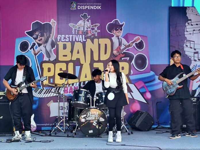 band Salah satu grup band unjuk gigi dalam Festival Band Pelajar yang digelar Dispendik Banyuwangi, 13-14 September 2025. (Foto/Humas pemkab)