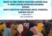 Bupati Banyuwangi, Ipuk Fiestiandani memberikan sosialisasi terkait pendaftaran penerima bansos secara digital, Kamis (18/9/2025). (Foto/Humas pemkab)