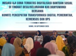 Bupati Banyuwangi, Ipuk Fiestiandani memberikan sosialisasi terkait pendaftaran penerima bansos secara digital, Kamis (18/9/2025). (Foto/Humas pemkab)