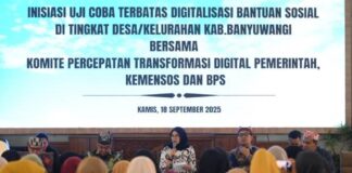 Bupati Banyuwangi, Ipuk Fiestiandani memberikan sosialisasi terkait pendaftaran penerima bansos secara digital, Kamis (18/9/2025). (Foto/Humas pemkab)