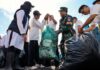 Bupati Banyuwangi, Ipuk Fiestiandani bersama warga dan TNI/Polri melakukan bersih-bersih Pantai Seranit, Kelurahan Lateng, Jumat (19/9/2025). (Foto/Humas pemkab)