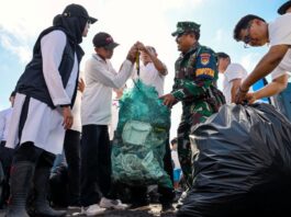 Bupati Banyuwangi, Ipuk Fiestiandani bersama warga dan TNI/Polri melakukan bersih-bersih Pantai Seranit, Kelurahan Lateng, Jumat (19/9/2025). (Foto/Humas pemkab)