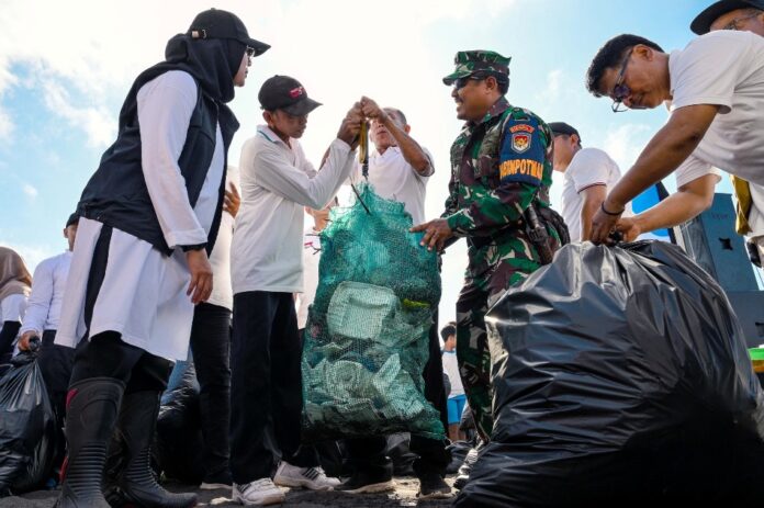 bersih sampah Bupati Banyuwangi, Ipuk Fiestiandani bersama warga dan TNI/Polri melakukan bersih-bersih Pantai Seranit, Kelurahan Lateng, Jumat (19/9/2025). (Foto/Humas pemkab)