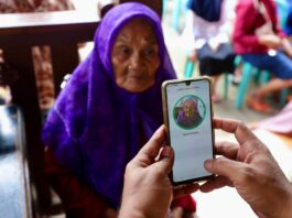 Warga Desa Kemiren, Kecamatan Glagah, Kabupaten Banyuwangi mengikuti pendaftaran digitalisasi bansos, Kamis (18/9/2025). (Foto/Humas pemkab)