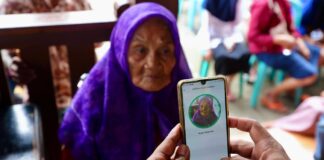 Warga Desa Kemiren, Kecamatan Glagah, Kabupaten Banyuwangi mengikuti pendaftaran digitalisasi bansos, Kamis (18/9/2025). (Foto/Humas pemkab)