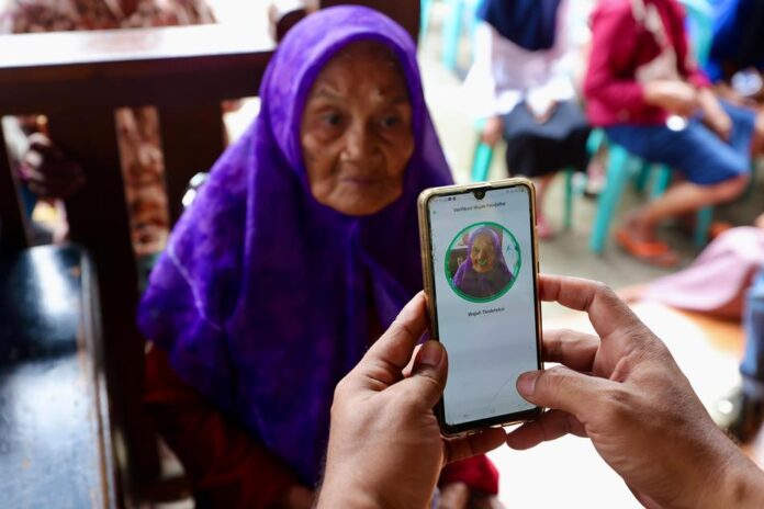 Warga Desa Kemiren, Kecamatan Glagah, Kabupaten Banyuwangi mengikuti pendaftaran digitalisasi bansos, Kamis (18/9/2025). (Foto/Humas pemkab)