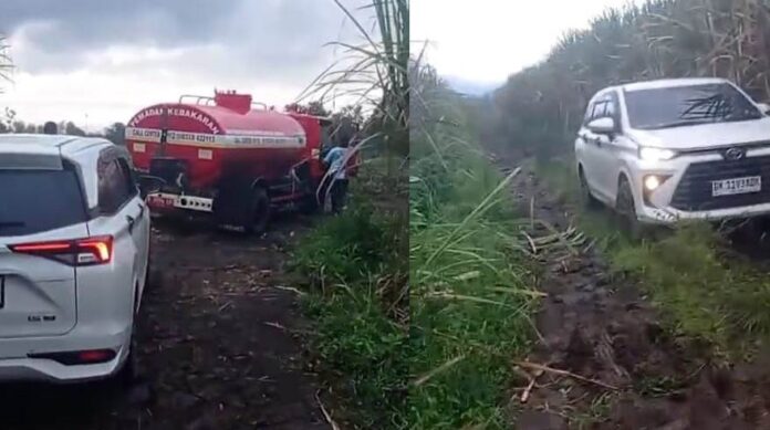 damkar Petugas Damkarmat Banyuwangi mengevakuasi mobil wisatawan yang nyasar di perkebunan tebu, Desa Sumberarum, Kecamatan Songgon, Kamis (18/9/2025). (Foto/Humas Damkarmat)
