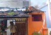 Petugas Damkarmat Banyuwangi memadamkan api yang melalap rumah warga di Jalan Mojopahit, Kelurahan Tamanbaru, Jumat (19/9/2025). (Foto/Damkarmat Banyuwangi