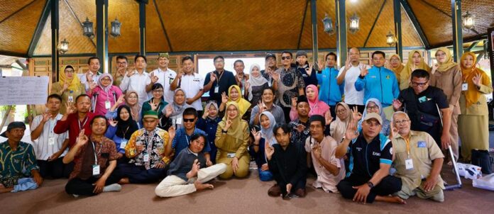 difabel Bupati Banyuwangi Ipuk Fiestiandani bersama para difabel dalam Rembuk Disabilitas, Senin (15/9/2025). (Foto/*)
