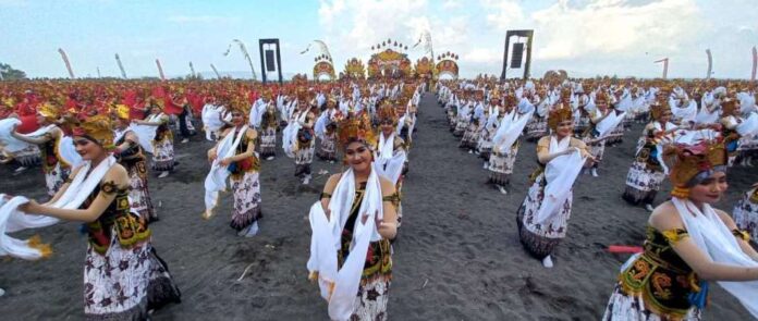 Atraksi budaya yang mendorong pariwisata ikut mendongkrak perekonomian Kabupaten Banyuwangi. (Foto/dok)