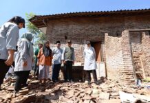 Bupati Banyuwangi, Ipuk Fiestiandani, Jumat (26/9/2025) mengunjungi rumah warga di Desa Bimorejo, Kecamatan Wongsorejo yang rusak akibat gempa. (Foto/Humas pemkab)