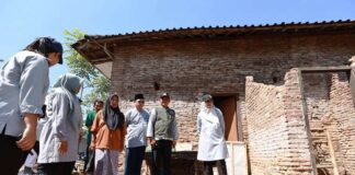 Bupati Banyuwangi, Ipuk Fiestiandani, Jumat (26/9/2025) mengunjungi rumah warga di Desa Bimorejo, Kecamatan Wongsorejo yang rusak akibat gempa. (Foto/Humas pemkab)