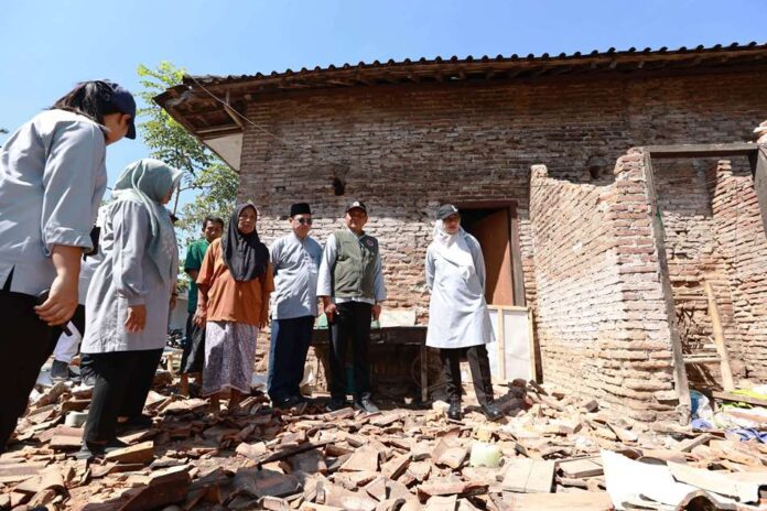 Bupati Banyuwangi, Ipuk Fiestiandani, Jumat (26/9/2025) mengunjungi rumah warga di Desa Bimorejo, Kecamatan Wongsorejo yang rusak akibat gempa. (Foto/Humas pemkab)