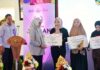 Bupati Banyuwangi, Ipuk Fiestiandani menyerahkan penghargaan para juara Jagoan Banyuwangi yang sukses memunculkan brand lokal, Minggu (21/9/2025). (Foto/Humas pemkab)