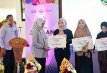 Bupati Banyuwangi, Ipuk Fiestiandani menyerahkan penghargaan para juara Jagoan Banyuwangi yang sukses memunculkan brand lokal, Minggu (21/9/2025). (Foto/Humas pemkab)