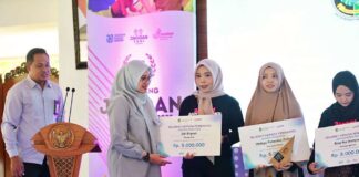 Bupati Banyuwangi, Ipuk Fiestiandani menyerahkan penghargaan para juara Jagoan Banyuwangi yang sukses memunculkan brand lokal, Minggu (21/9/2025). (Foto/Humas pemkab)