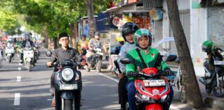 Bupati Banyuwangi Ipuk Fiestiandani berangkat ke kantor Pemkab menggunakan jasa ojol, Jumat (12/9/2025). (Foto/Humas Pemkab)
