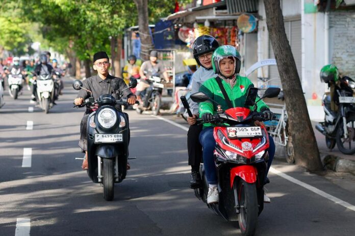 ojol Bupati Banyuwangi Ipuk Fiestiandani berangkat ke kantor Pemkab menggunakan jasa ojol, Jumat (12/9/2025). (Foto/Humas Pemkab)