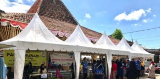 Warga berburu sembako murah dalam operasi pasar yang digelar Pemkab Banyuwangi di Desa Gintangan, Kecamatan Blimbingsari, 15-17 September 2025. (Foto/Humas pemkab)