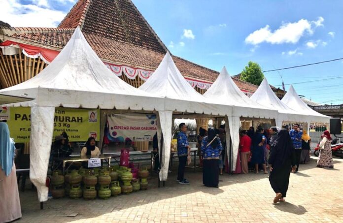 Warga berburu sembako murah dalam operasi pasar yang digelar Pemkab Banyuwangi di Desa Gintangan, Kecamatan Blimbingsari, 15-17 September 2025. (Foto/Humas pemkab)
