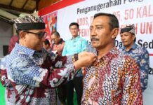 Wabup Banyuwangi Mujiono menyerahkan lencana kepada pendonor suka rela di PMI Banyuwangi. (Foto/Humas pemkab)