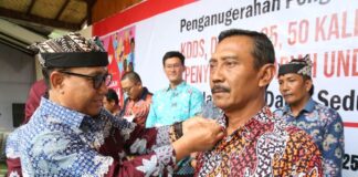 Wabup Banyuwangi Mujiono menyerahkan lencana kepada pendonor suka rela di PMI Banyuwangi. (Foto/Humas pemkab)