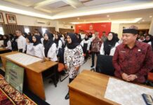 Bupati Banyuwangi menyerahkan SK PPPK nakes dan teknis yang lolos seleksi tahap 2 tahun 2024. (Foto/Humas pemkab)