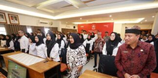 Bupati Banyuwangi menyerahkan SK PPPK nakes dan teknis yang lolos seleksi tahap 2 tahun 2024. (Foto/Humas pemkab)