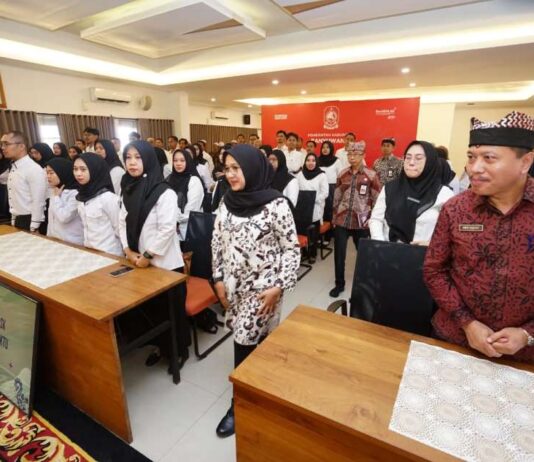 Bupati Banyuwangi menyerahkan SK PPPK nakes dan teknis yang lolos seleksi tahap 2 tahun 2024. (Foto/Humas pemkab)