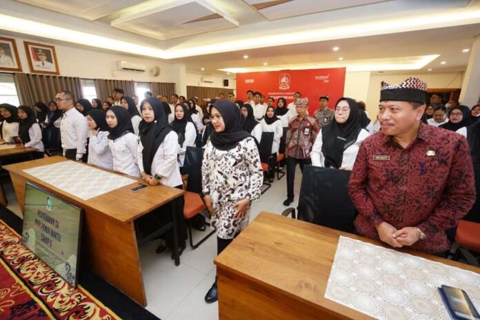 pppk1 Bupati Banyuwangi menyerahkan SK PPPK nakes dan teknis yang lolos seleksi tahap 2 tahun 2024. (Foto/Humas pemkab)
