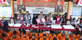 Para tersangka pengedar sabu dan pil koplo diamankan di Mapolresta Banyuwangi, Jumat (12/9.2025). (Foto/Humas Polresta)