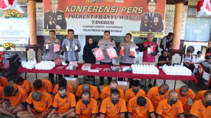 sabu Para tersangka pengedar sabu dan pil koplo diamankan di Mapolresta Banyuwangi, Jumat (12/9.2025). (Foto/Humas Polresta)