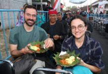 Wisatawan asing menikmati wisata kuliner sego lemeng di Desa Banjar, Kecamatan Licin, Banyuwangi. (Foto/Humas Pemkab)