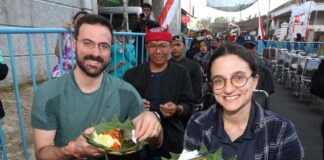 Wisatawan asing menikmati wisata kuliner sego lemeng di Desa Banjar, Kecamatan Licin, Banyuwangi. (Foto/Humas Pemkab)