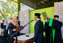 Bupati Banyuwangi Ipuk Fiesiandani melantik Sekda Guntur Priambodo di TPS3R Balak, Kecamatan Songgon, Senin (22/9/2025). (Foto/Humas pemkab)