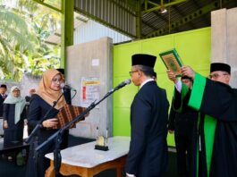Bupati Banyuwangi Ipuk Fiesiandani melantik Sekda Guntur Priambodo di TPS3R Balak, Kecamatan Songgon, Senin (22/9/2025). (Foto/Humas pemkab)