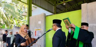 Bupati Banyuwangi Ipuk Fiesiandani melantik Sekda Guntur Priambodo di TPS3R Balak, Kecamatan Songgon, Senin (22/9/2025). (Foto/Humas pemkab)