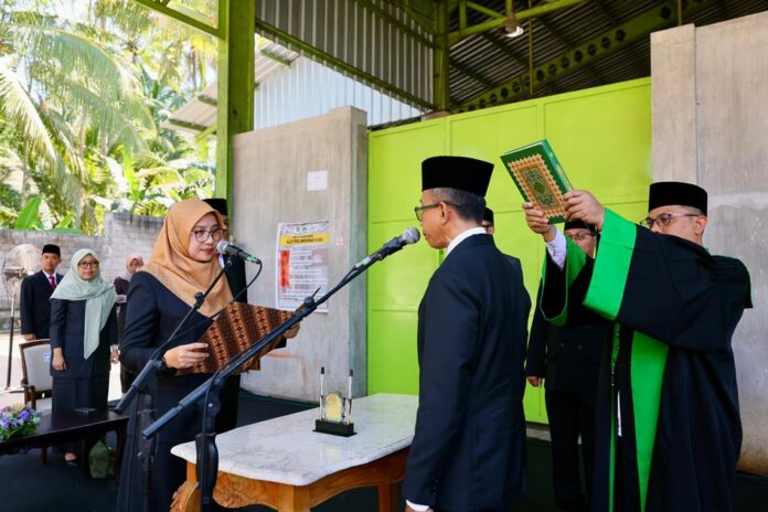 Bupati Banyuwangi Ipuk Fiesiandani melantik Sekda Guntur Priambodo di TPS3R Balak, Kecamatan Songgon, Senin (22/9/2025). (Foto/Humas pemkab)