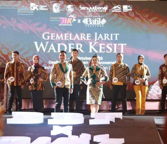 Banyuwangi Batik Festival 2026 yang digelar OJK Jember bersama Pemkab Banyuwangi di Gesibu Blambangan, Jumat (17/10/2025). (Foto/Humas Pemkab Banyuwangi)