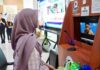 Warga Banyuwangi mendapatkan layanan online dari petugas Balai POM Jember di Mal Pelayanan Publik Banyuwangi, Senin (6/10/2025). (Foto/Humas pemkab)
