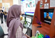 Warga Banyuwangi mendapatkan layanan online dari petugas Balai POM Jember di Mal Pelayanan Publik Banyuwangi, Senin (6/10/2025). (Foto/Humas pemkab)