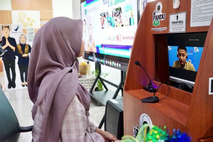 Warga Banyuwangi mendapatkan layanan online dari petugas Balai POM Jember di Mal Pelayanan Publik Banyuwangi, Senin (6/10/2025). (Foto/Humas pemkab)
